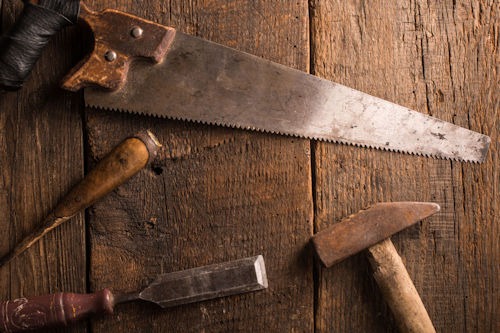 500top-view-of-carpenter-s-rusty-tools